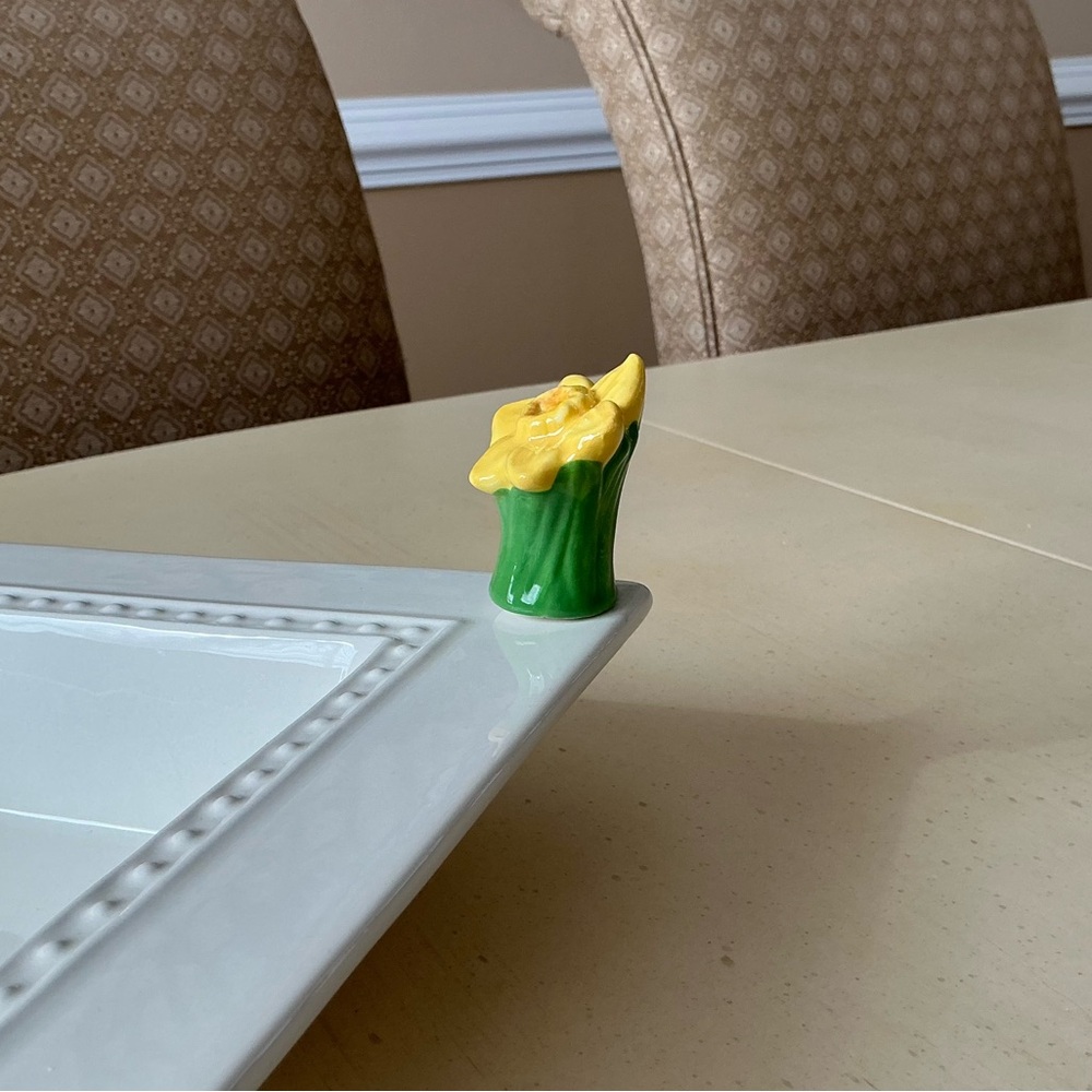 3 Yellow Daffodil Flower With Green Leaves Platter Decorations 🌼 - Picture 2 of 6